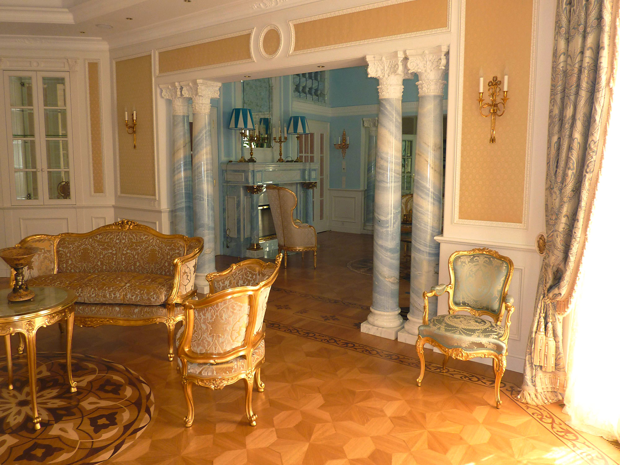 Exquisite Kaffee-Lounge mit vergoldetem Mobiliar by Wilfried Manhartsgruber