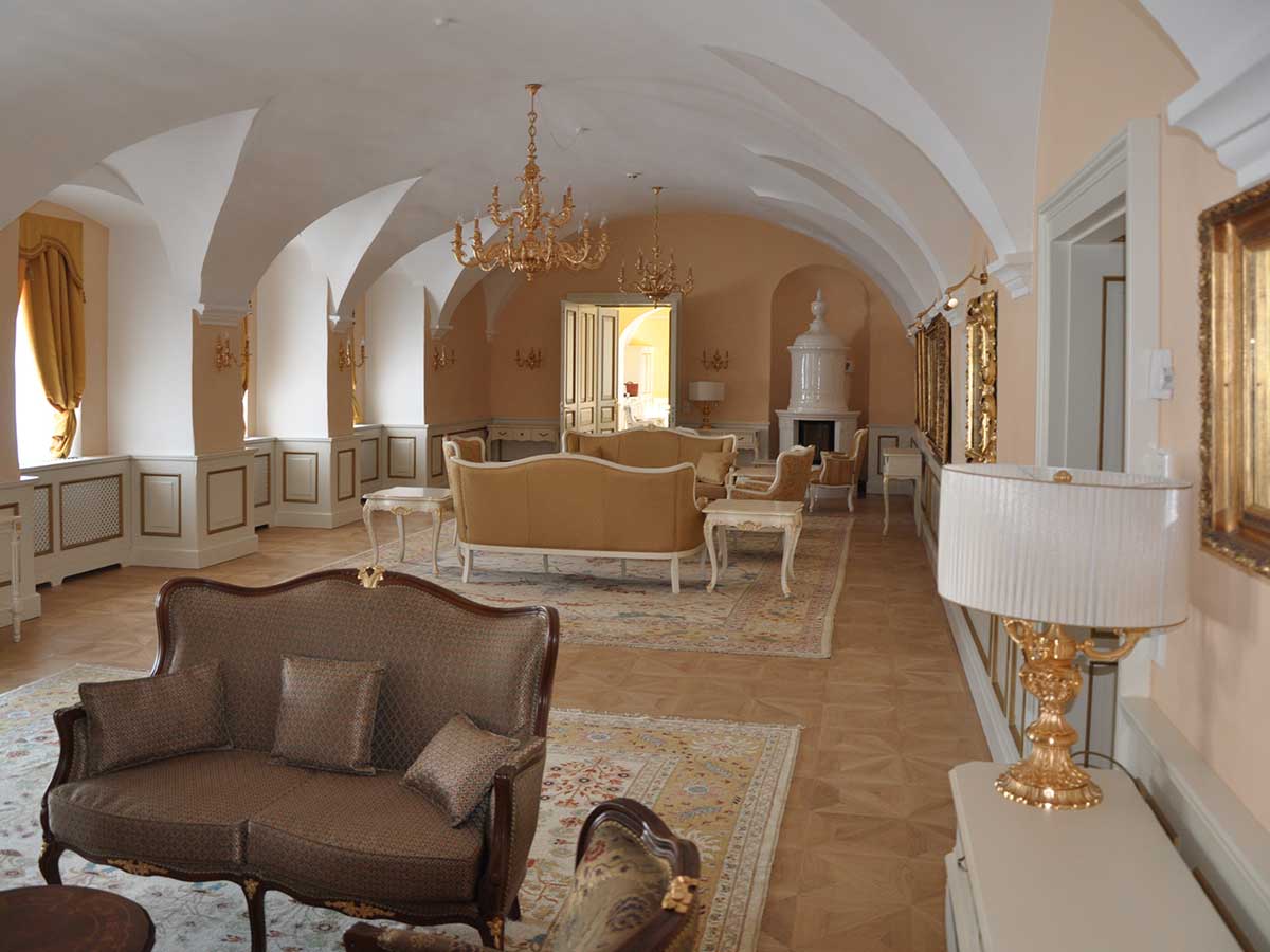 Mobilar für Luxussuiten im Schloss Thalheim